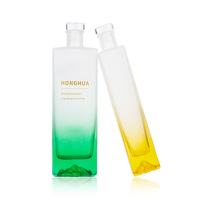 Bouteille de liqueur en verre personnalisée de 500 ml avec bouchon en liège naturel et boîte cadeau pour l'emballage de vodka et de whisky haut de gamme