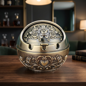 Cendrier de bureau rond en laiton vintage avec motif floral en forme de cœur pour la décoration de la maison - Product Image 3