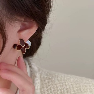 Boucles d'oreilles tendance pour femmes, plaquées or, en alliage, motif feuille et fleur, cadeau pour femmes - Product Image 4