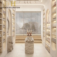 Meuble de présentation en micro-ciment blanc cassé rustique pour intérieur de magasin, vitrine murale, mobilier de présentation, plafond voûté ondulé, mobilier cosmétique