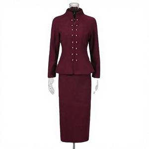 Ensemble tailleur élégant rouge bordeaux pour femme, blazer à col mandarin croisé et peplum, short color block, idéal pour le bureau et les occasions formelles - Product Image 1