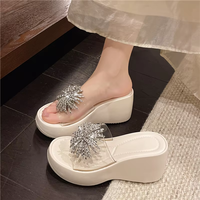 Sandales compensées transparentes pour femmes avec strass étincelants, idéales pour l'été en extérieur