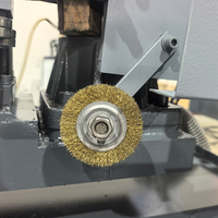 Scie à ruban de précision à rotation avec mâchoires monobloc en fonte pour découpe de métaux, avec brosse métallique de nettoyage et moteur 4,0 kW