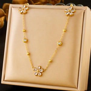 طقم مجوهرات من الفولاذ المقاوم للصدأ بتصميم زهرة ماسية شفافة أنيقة يتضمن قلادة وأقراط وسوار للبيع بالجملة - Product Image 4