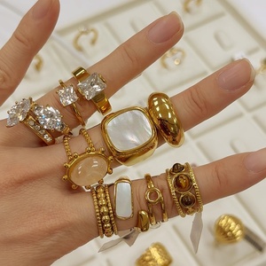 خواتم مطلية بالذهب مخصصة بالجملة من المصنع، مجوهرات أنيقة مع لؤلؤ وحجر طبيعي وزركون وصدف، خواتم من الفولاذ المقاوم للصدأ للنساء والرجال - Product Image 1