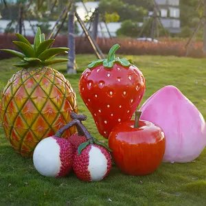 中国工場は公園の庭の装飾のための巨大な樹脂の果物と野菜の工芸品のガラス繊維のイチゴの彫刻を供給します