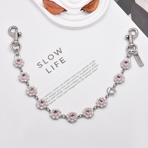 Élégant porte-clés nœud papillon rose en strass, chaîne tendance en métal doré et argenté, boucle de sac décorative, porte-clés rétro en diamant pour filles - Product Image 1