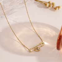 Collier ras du cou tendance pour femme, avec double cœur délicat et épingle de sûreté, en acier inoxydable plaqué or PVD 18K, micro-zircon perlé