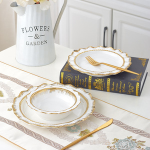 Juego de cena de cerámica de oro blanco Premium Real de porcelana de lujo Juego de platos y platos de cerámica de forma ondulada europea <span class=keywords><strong>para</strong></span> alquiler de <span class=keywords><strong>eventos</strong></span> - Product Image 3