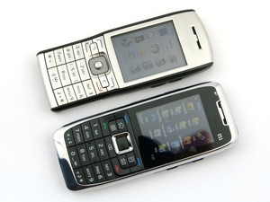 Teléfono Móvil con Teclado en Inglés, Ruso y Árabe, Doble SIM, Modelo E51 con Pantalla TFT de 2.0 Pulgadas y Batería de 1050 mAh - Product Image 4