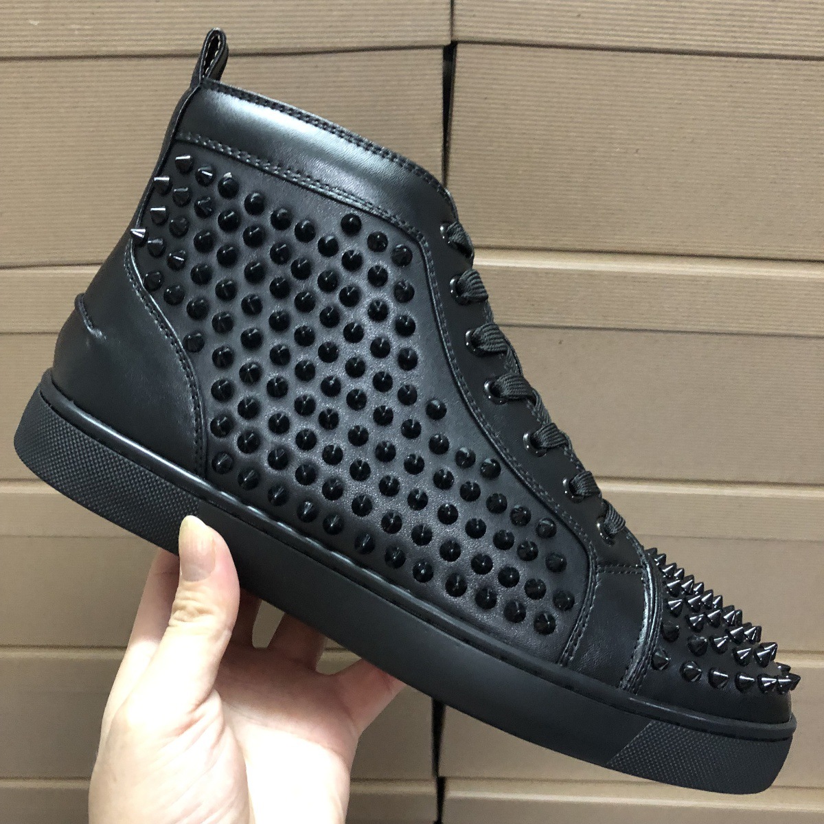 Cuir noir, clous noirs.