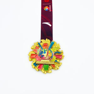 Médaille de finisseur personnalisée pour le marathon du fleuve <span class=keywords><strong>Yalu</strong></span> de Dandong, en alliage de zinc plaqué or avec design de pétales creux - Product Image 2