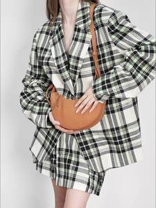 Bolso de media luna de cuero de primera capa para mujer elegante 2025 diseño de nicho bandolera sillín axila bolso elegante - Product Image 3