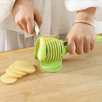 Multifunctionele, milieuvriendelijke fruit- en groentesnijder & -hakker met handmatige bediening, van plastic, makkelijk schoon te maken, voor tomaten en aardappelen