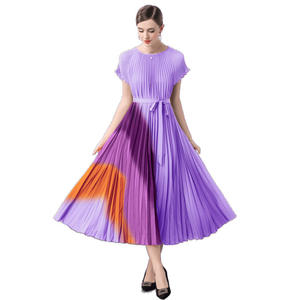 Une robe dégradée <span class=keywords><strong>à</strong></span> la mode pour les femmes en été, avec une taille cintrée et un grand ourlet plissé - Product Image 5