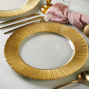 Plato de Cristal Transparente con Borde Dorado Acanalado, <span class=keywords><strong>Base</strong></span> Versátil para Plato de Cena, Ideal para Hogar, Hotel y Bodas - Product Image 1