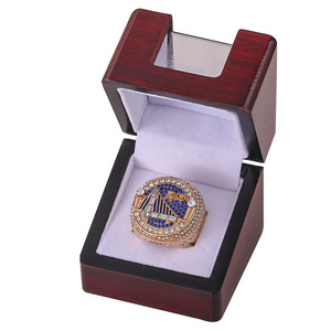 Anillo de Aleación Chapado en Oro con Cristales y Piedras Preciosas, Diseño de los <span class=keywords><strong>Warriors</strong></span> <span class=keywords><strong>Golden</strong></span> Basketball MVP Championship <span class=keywords><strong>State</strong></span> Gold, Gran Venta - Product Image 2
