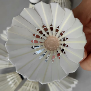 Professionelle Maßgefertigte Gänsefeder-Bälle Turnierqualität Leichtgewicht 2-Schicht Hochbeständige PU-Kork Badminton-Federbälle - Product Image 3