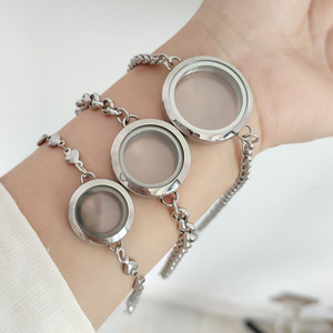Pulsera con medallón flotante de vidrio de acero inoxidable - Product Image 1