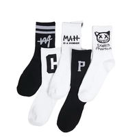 Chaussettes en coton pour étudiants, style couple, printemps-automne, noir et blanc, sport, basketball, tricotées avec lettres, antidérapantes, livraison gratuite