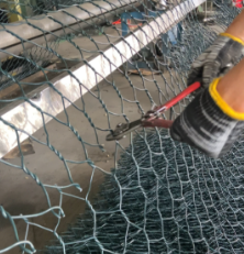 La maille <span class=keywords><strong>de</strong></span> Gabion enduite <span class=keywords><strong>de</strong></span> PVC est anticorrosion et résistante à la rouille, appropriée à la gestion écologique <span class=keywords><strong>de</strong></span> la protection <span class=keywords><strong>de</strong></span> pente <span class=keywords><strong>de</strong></span> rivière - Product Image 3