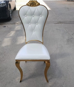 Chaise d'hôtel en acier inoxydable avec cadre doré et assise rembourrée blanche, design élégant pour banquets, mariages et événements culinaires - Product Image 1