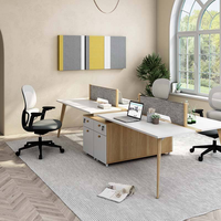 Poste de travail moderne en bois 3 places avec cloisons pleine hauteur et système de gestion des câbles pour équipes d'entreprise