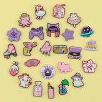 Breloques de chaussures en PVC 2D en gros, personnalisées, roses, violettes, motifs de dessins animés, fleurs, animaux, jeux