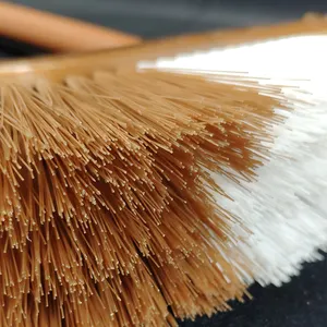 चीन से थोक घरेलू लकड़ी की झाड़ू की छड़ें नई डिजाइन की नरम इनडोर पीपी हाथ की झाड़ू की सफाई