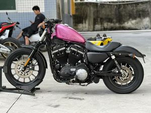 มอเตอร์ไซค์มือสอง Sportster 883 เครื่องยนต์เบนซิน ครุยเซอร์ ไมล์น้อย สไตล์วินเทจ เครื่องยนต์ V-Twin สภาพดี สำหรับนักขี่ต่างชาติ - Product Image 4