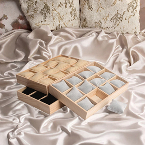 Plateau de présentation et de rangement pour bijoux en velours doux, avec coussinets pour bracelets et montres - Product Image 3