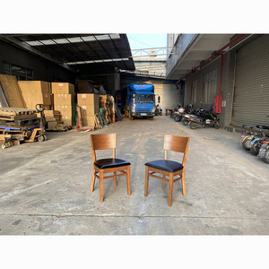 Set di Arredamento per Ristoranti: Sedie in Legno Massello, Tavoli con Base in Metallo per Caffè, Bistrot, Hotel e Uso Commerciale - Product Image 5