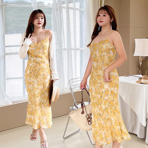 Robe à bretelles fines à imprimé floral Runqi N8714, robe décontractée de vacances grande taille pour femmes, couleur crème glacée jaune, robe nuisette - Product Image 1