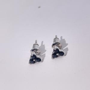 Boucles d'oreilles géométriques en laiton plaqué or Tianyu Gems pour femmes avec trois pierres en zircon cubique noir, design classique et élégant - Product Image 6