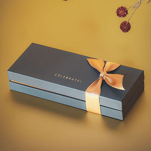 صندوق هدايا فاخر مخصص بشعار مصنوع من الورق المقوى بغطاء ثابت وقابل للإزالة مع شريط - Product Image 2