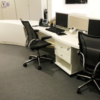 Comptoir de réception en Corian blanc avec forme incurvée pour bureau d'agence de voyage