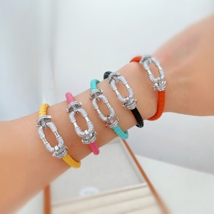 Bracelet à boucle fer à cheval en micro-pavé de zircone cubique |   Bracelet en cuir tressé multicolore |   Bijoux tendance ajustables pour femmes - Product Image 2