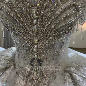 Vestido de Novia JJ91 Moderno con Hombros Descubiertos, Cola de Capilla, Encaje Floral, Cuentas de Cristal y Falda Abultada - Product Image 6