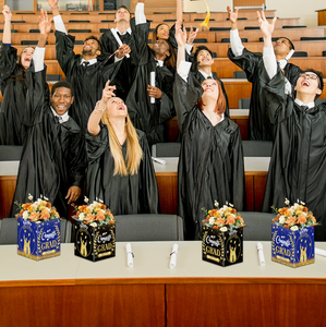 DAMAI Decoraciones para Fiestas de Graduación, Suministros de Embalaje Floral, Caja de Regalo Cuadrada con Gorro de Graduación Dorado para Graduación, Caja de Flores - Product Image 1