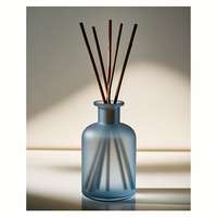 Diffuseurs à roseaux conçus pour l'aromatisation de la maison, offrant une diffusion d'arôme stable et un attrait décoratif moderne