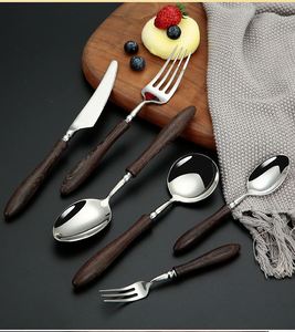Ensemble de couverts occidentaux réutilisables en acier inoxydable 304, style rétro, avec manche en bois, finition polie, design minimaliste moderne, comprenant couteau, fourchette et cuillère - Product Image 4