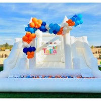 Château gonflable blanc avec toboggan, jeux gonflables pour fêtes, aire de jeux gonflable