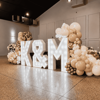 Grandes lettres lumineuses blanches pour décorations de mariage, événements et arrière-plans de photomaton