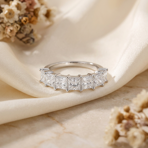 Anillo Adodo de Plata 925 Chapado en Oro Blanco con Engaste de Garras, Corte Princesa, Moissanita de 2 Quilates VVS1 Color D, 5 Piedras, Certificado GRA - Product Image 2