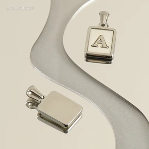 Colgante Rectangular con Inicial de Madreperla |   Charm de Letra del Alfabeto con Concha Natural, Chapado en Oro PVD de 18K, en Acero Inoxidable - Product Image 3