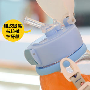 Botella de agua de plástico con diseño de cabeza de oso y correa para niños, portátil, para exteriores, con diseño de dibujos animados, taza para beber de verano. - Product Image 4