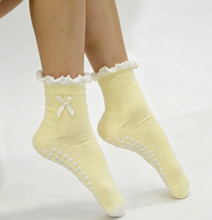 Chaussettes de Pilates personnalisées OEM, nouvelle collection, chaussettes de yoga antidérapantes brodées mignonnes pour le ballet, chaussettes à volants antidérapantes collantes pour femmes, vente en gros
