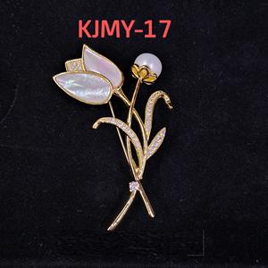 Broche en laiton de qualité supérieure avec finition antique et perle d'eau douce, idéale pour les cadeaux et les occasions spéciales, disponible au meilleur prix - Product Image 4