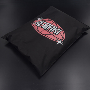 Sacs refermables en polyéthylène noirs givrés personnalisés pour l'expédition et l'emballage de vêtements, avec logo imprimé - Product Image 1