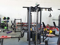 Machine de musculation commerciale cinq postes multi-jungle, structure en acier, sûre, réglable, certifiée CE, poids utilisateur max. 260 kg